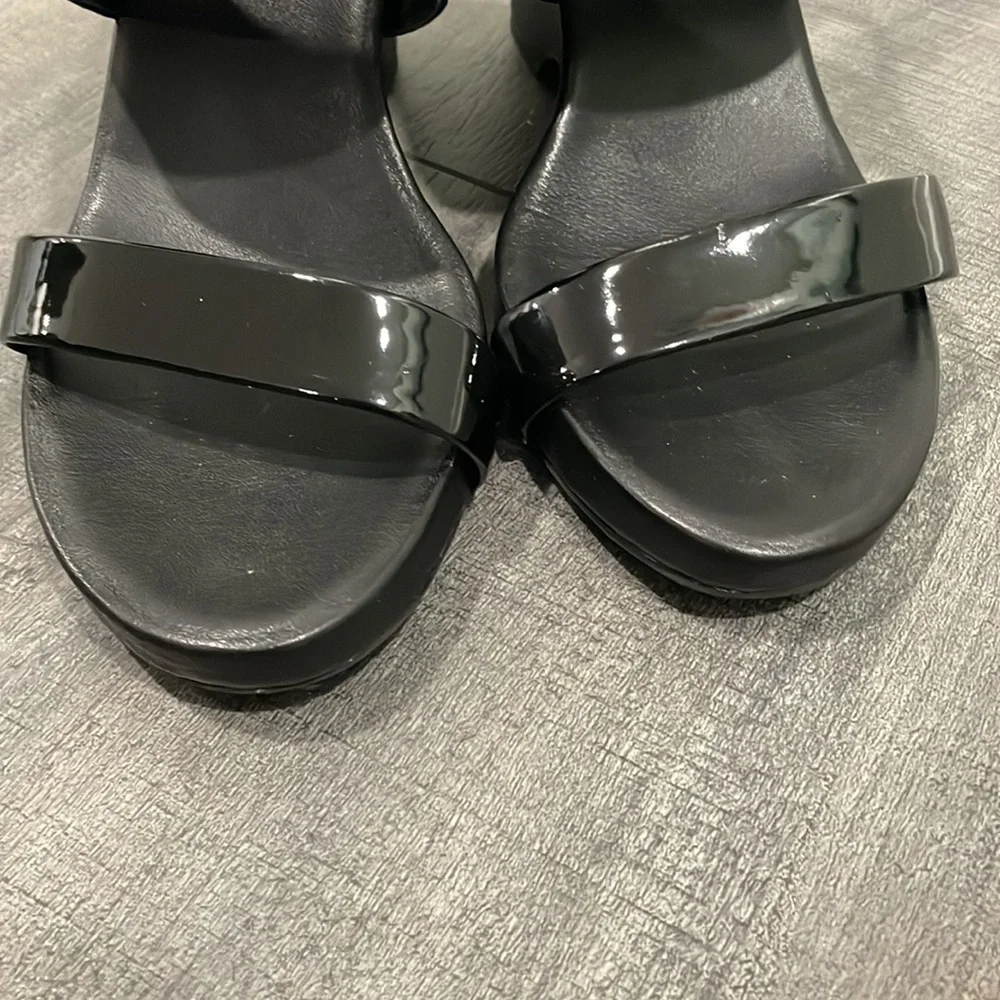 The Flexx blue & black give a lot wedge sandals size 9